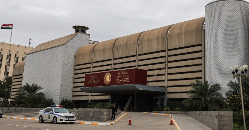 البرلمان العراقي المنتخب حديثاً يعقد أولى جلساته. سينتخب رئيسا له ونائبين على أن يختار رئيسا جديدا للبلاد في غضون 30 يوما 