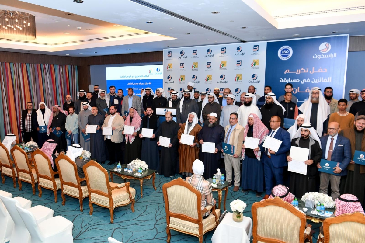 لقطة جماعية للمكرّمين مع مسؤولي الجمعية