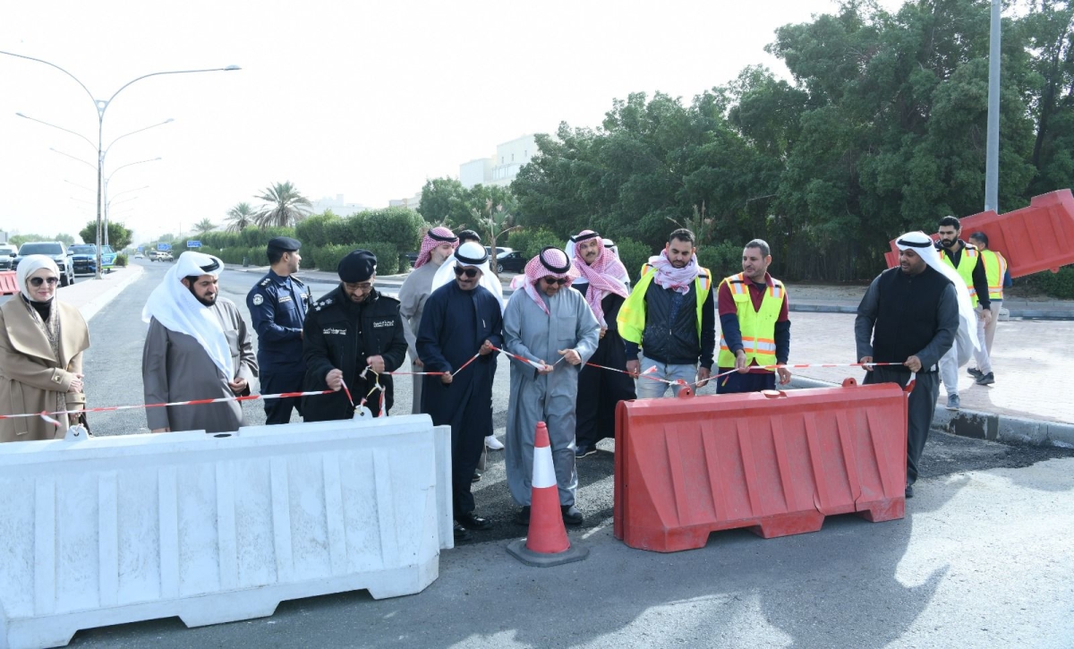 المحافظ عذبي الناصر خلال افتتاحه الإشارة 