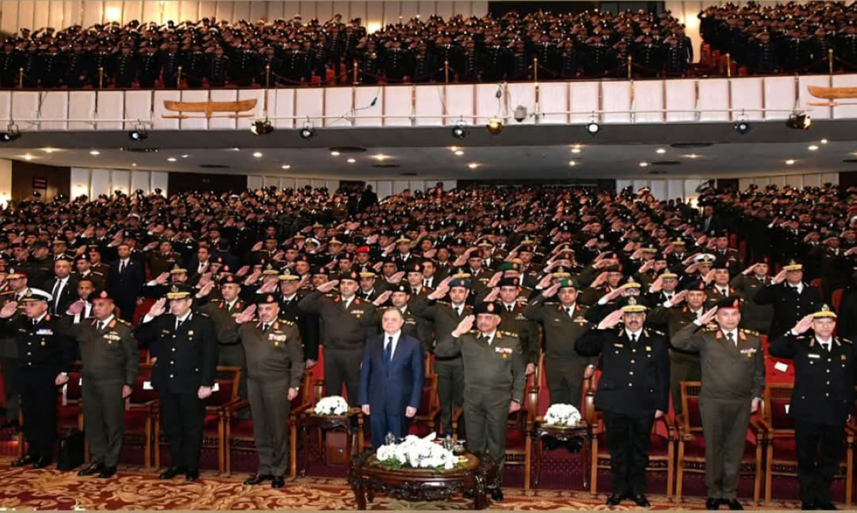 وزيرا الداخلية والدفاع يؤديان التحية خلال عزف النشيد الوطني