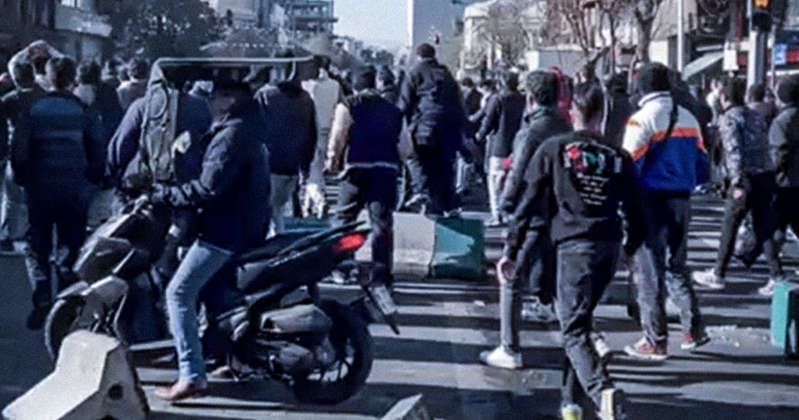 تظاهرات طلابية في طهران وأصفهان.. والحكومة: مستعدون للحوار 