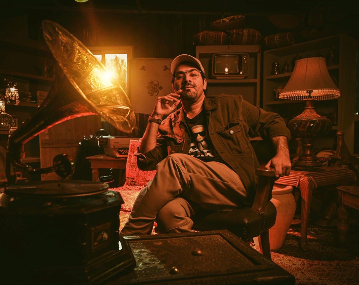 صادق بهبهباني وأمامه... «البشتخته»