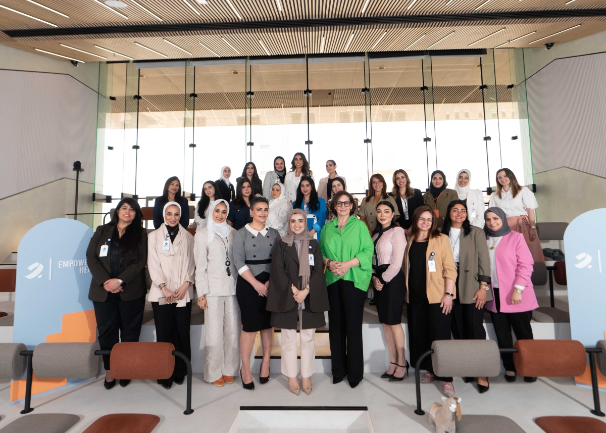 موظفات بنك برقان في لقطة جماعية خلال فعالية Burgan Bank Women’s Day