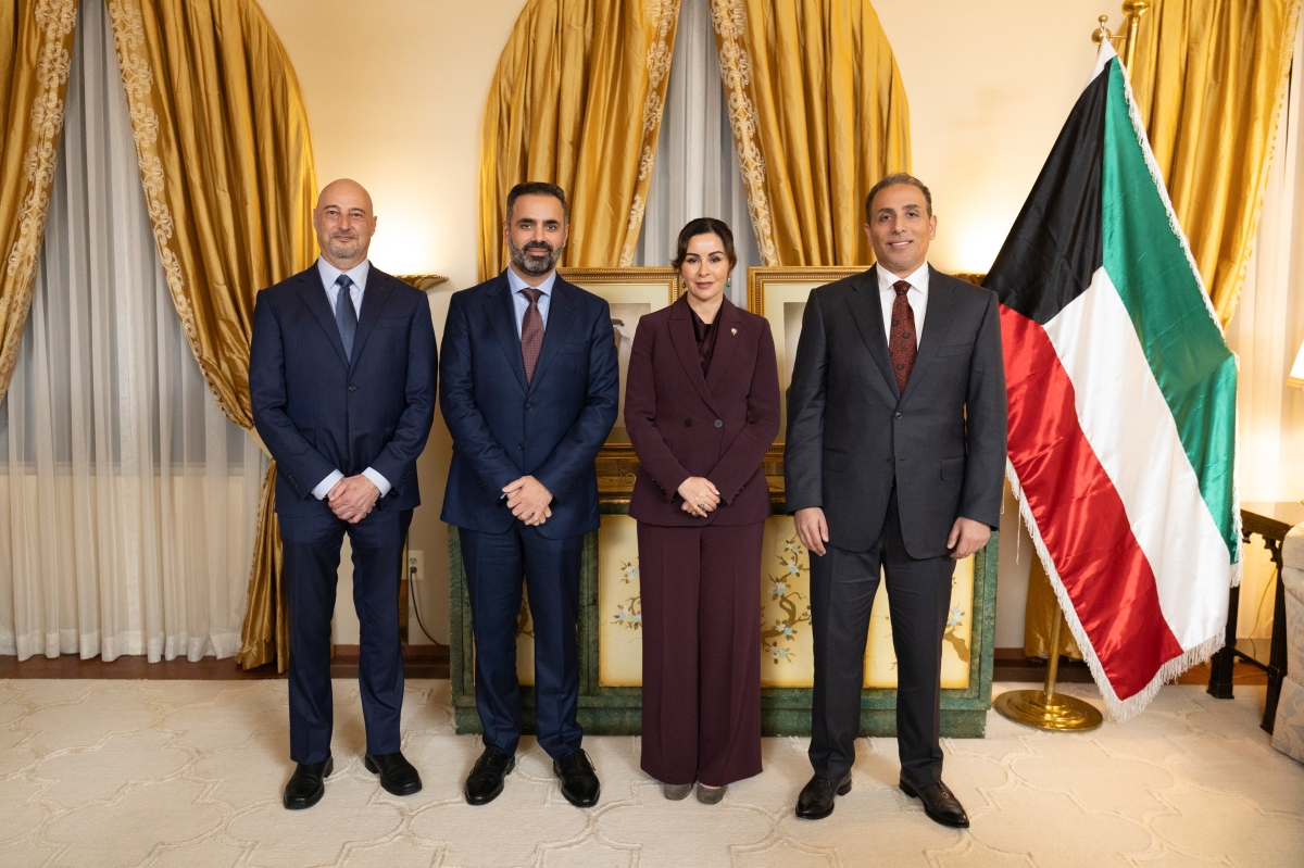 سفيرة الكويت لدى الولايات المتحدة الأمريكية الشيخة الزين الصباح، تتوسط فريق «برقان» في حفل استقبال السفارة الكويتية