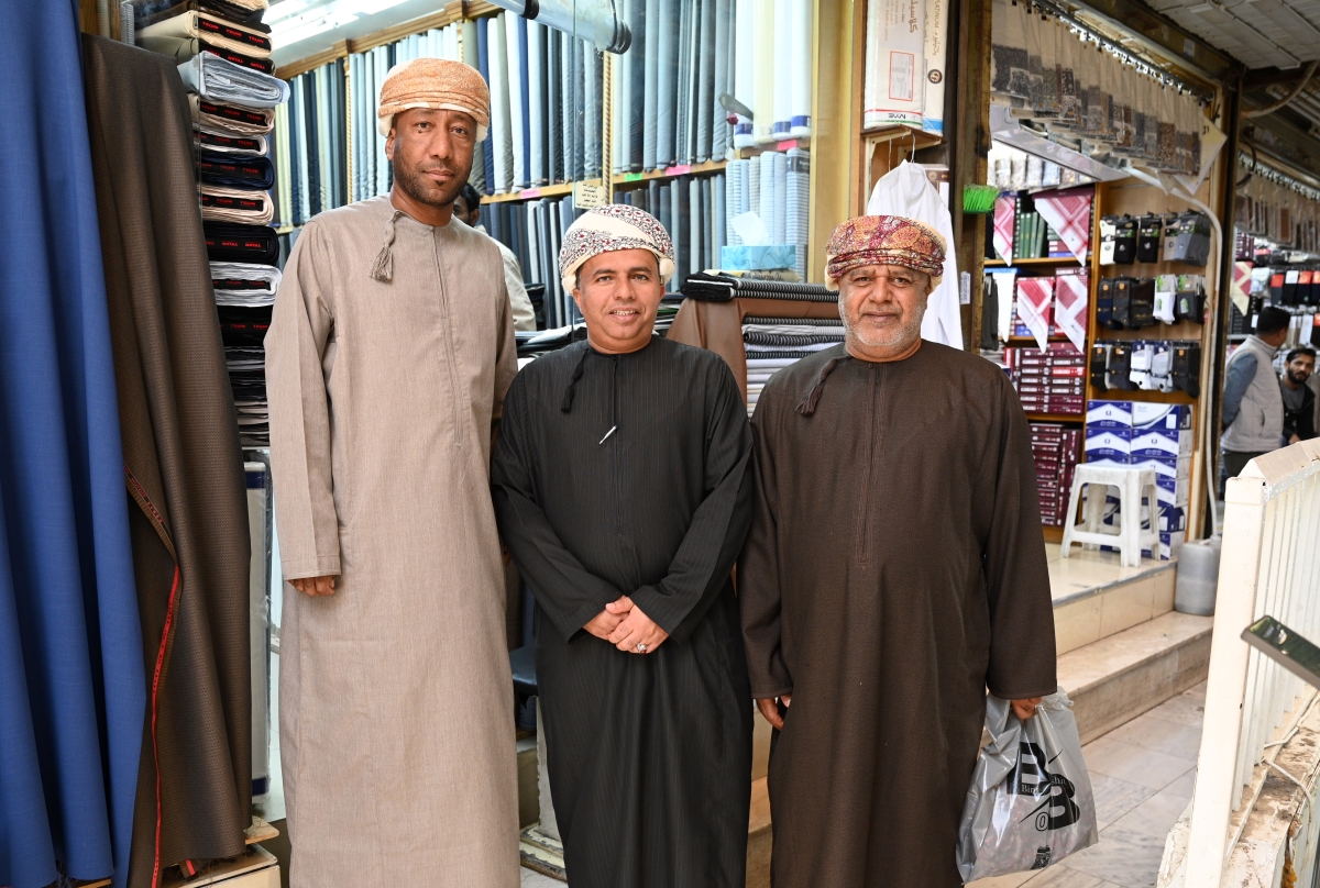 سياح عمانيون في السوق