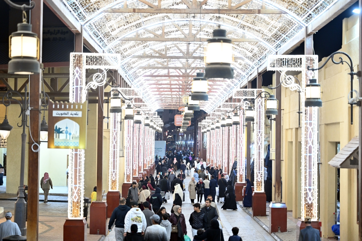 أسواق المباركية تزينت لرأس السنة (تصوير أسعد عبدالله)