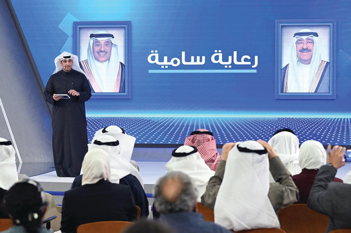 المطيري في لقطة أرشيفية خلال استعراضه الإستراتيجية الجديدة لوزارة الإعلام