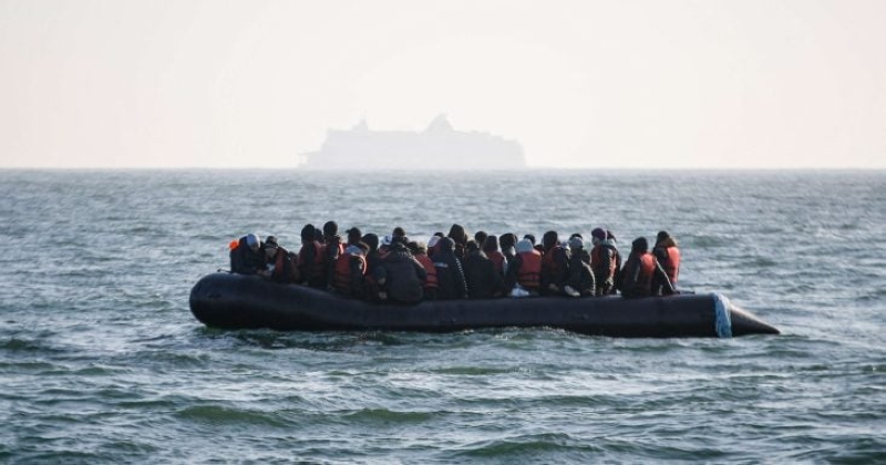 بريطانيا تسجل في 2025 ثاني أعلى عدد مهاجرين عبر المانش منذ 2018 