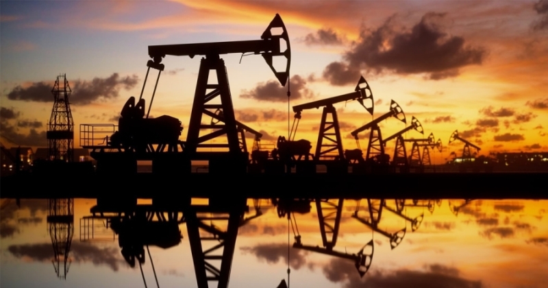 النفط يرتفع بعد أكبر خسارة سنوية منذ 2020 