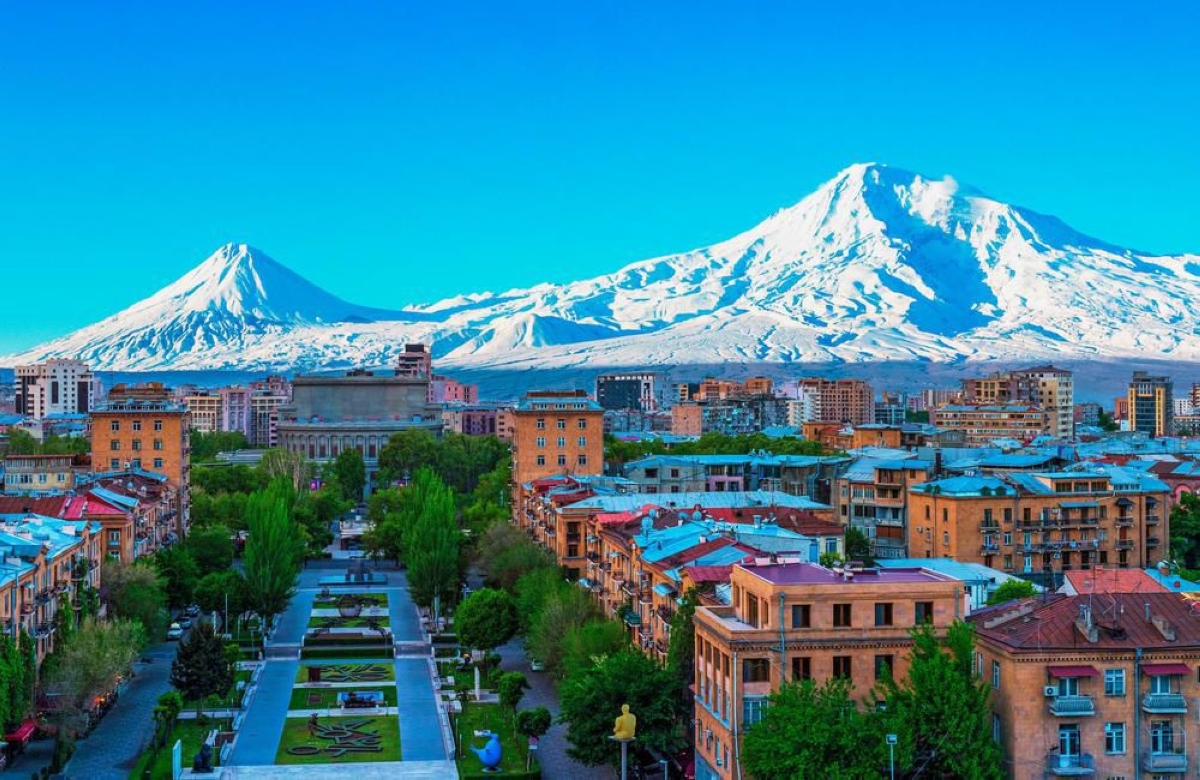 العاصمة يريفان والثلوج تكسو جبل أرارات