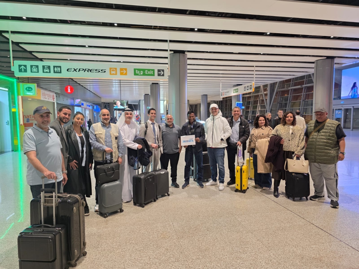 السفير العريفان بتوسط أعضاء وفد الجزيرة