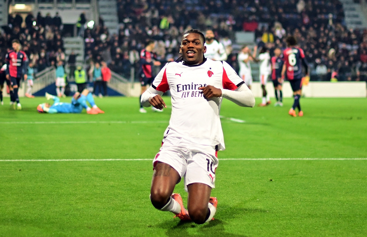 رافائيل لياو محتفلاً بهدفه في مرمى كالياري (رويترز)