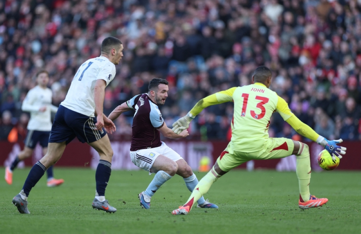 جون ماكغين مسجلا هدفه الثاني في مرمى نوتنغهام فوريست (رويترز)