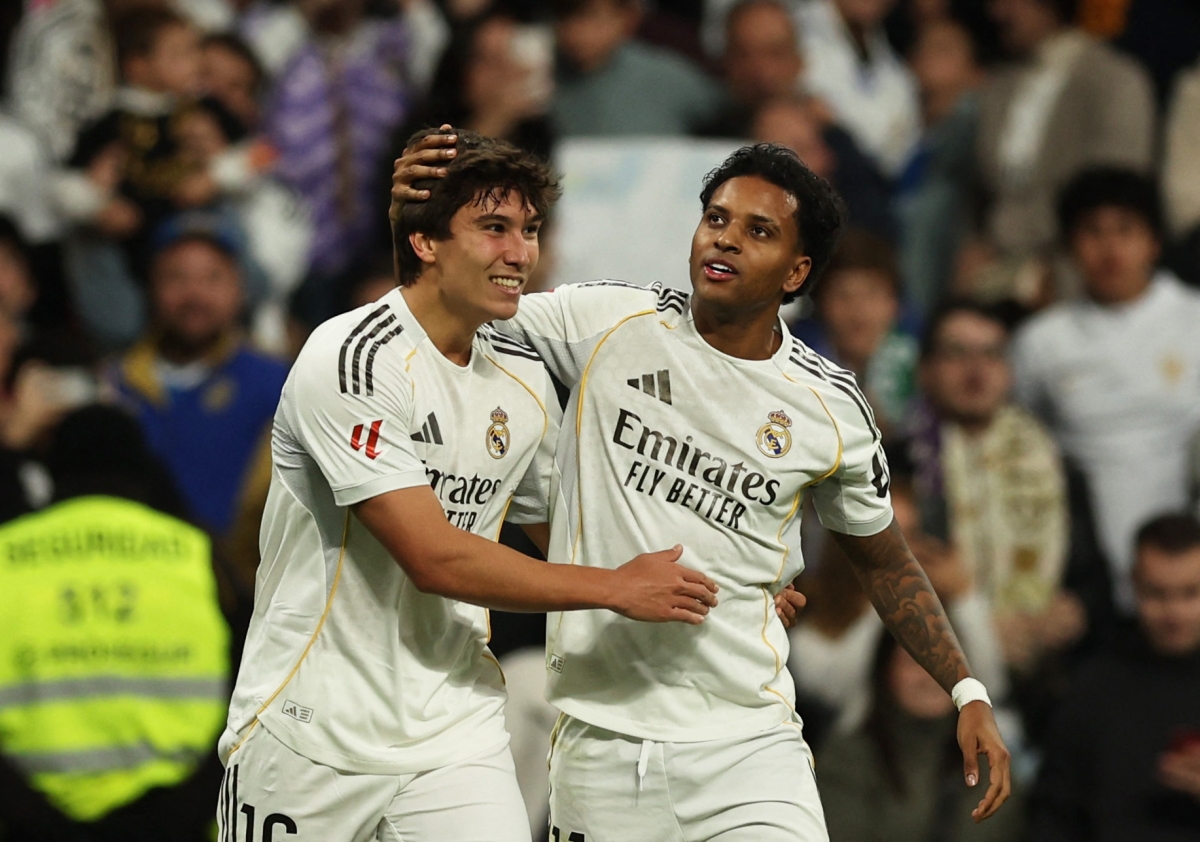 غونزالو غارسيا محتفلاً بهدفه الأول مع روديغو (رويترز)