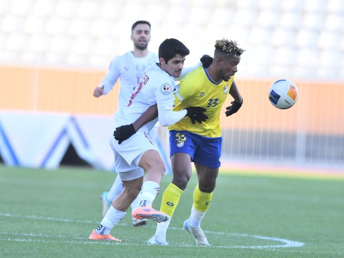 لاعب النصر مزيد نواف يحاول عرقلة محترف الساحل فيكتور