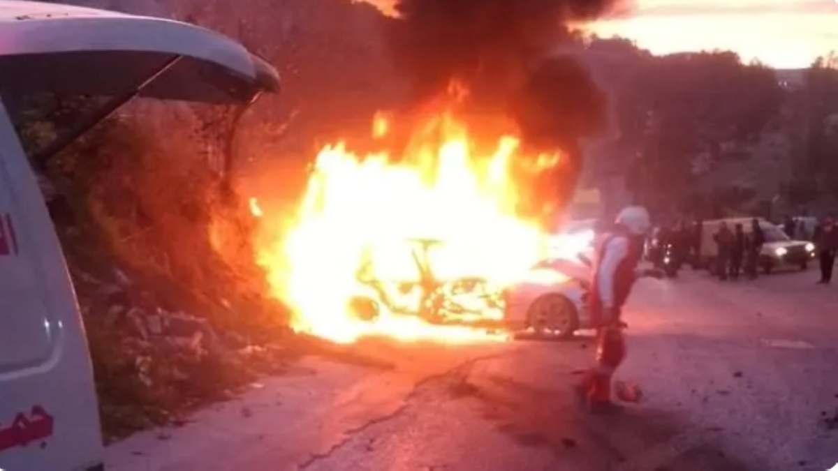 النار تلتهم سيارة استهدفتها مٌسيّرة إسرائيلية على طريق عين المزراب - قضاء بنت جبيل