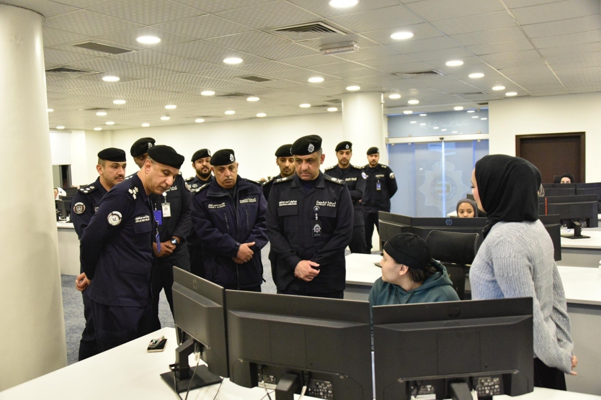وكيل «الداخلية» خلال الجولة على إحدى الإدارات