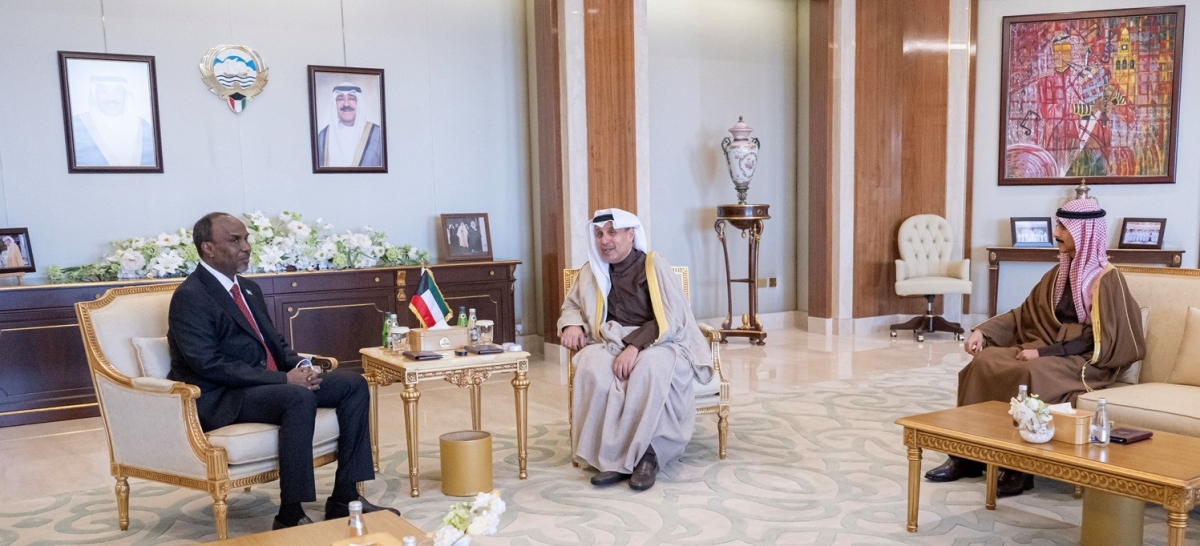 وزير شؤون الديوان الأميري ورئيس ديوان سمو ولي العهد يستقبلان سفير جمهورية جيبوتي 