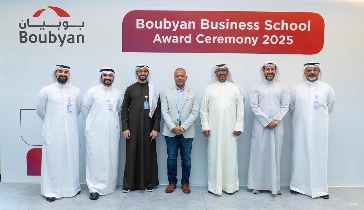 عادل الحماد وعبرالعزيز الرومي مع فريق إدارة التدريب والتطوير بالبنك
