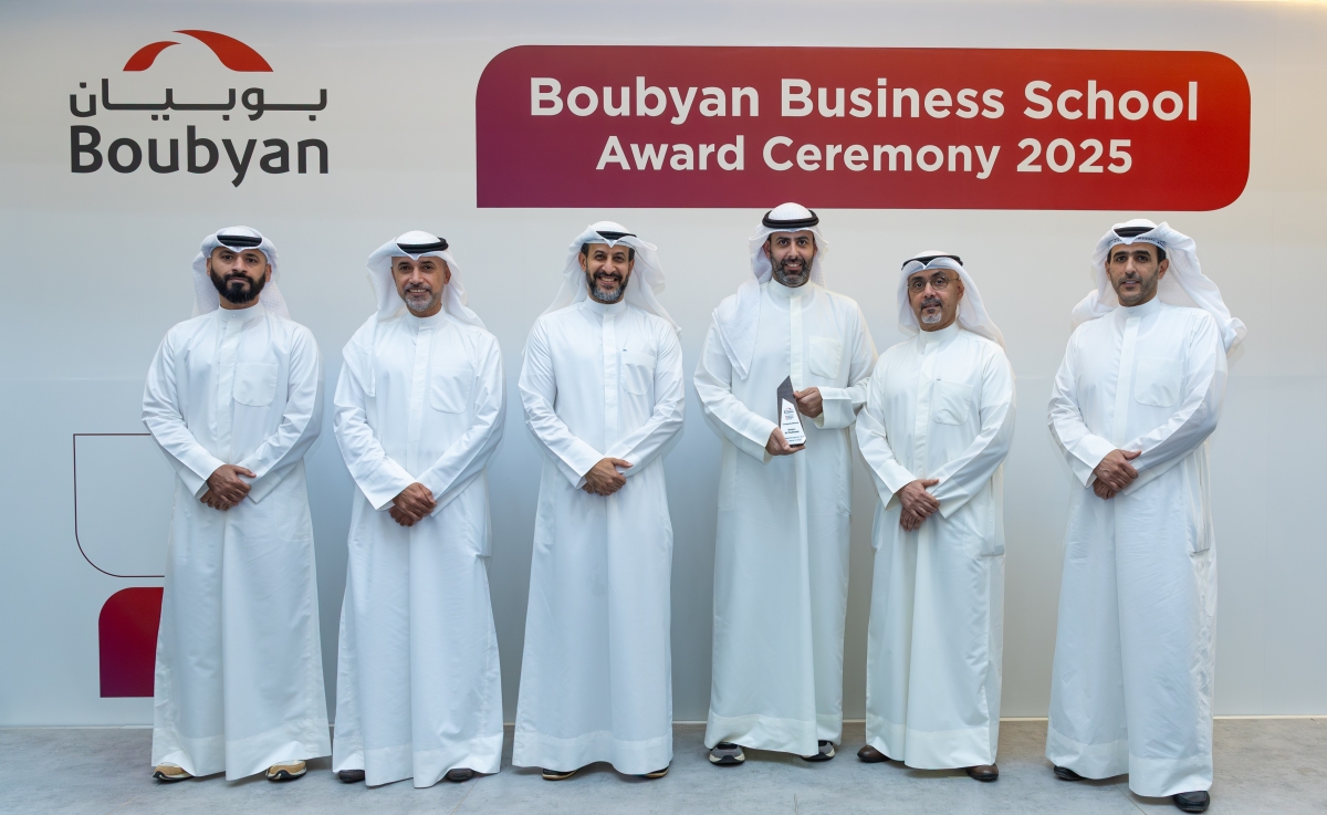  عبدالسلام الصالح وعلي الأنصاري ومحمد الجاسر الغانم وعبدالعزيز الرومي خلال تكريم أحد موظفي مجموعة الخدمات المصرفية للشركات 