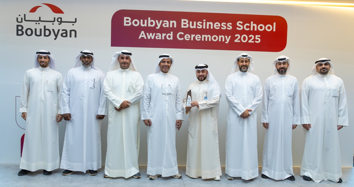 عبدالله المحري وعبدالله الخزام وعبدالعزيز الرومي أثناء تكريم أحد موظفي مجموعة تقنية المعلومات 
