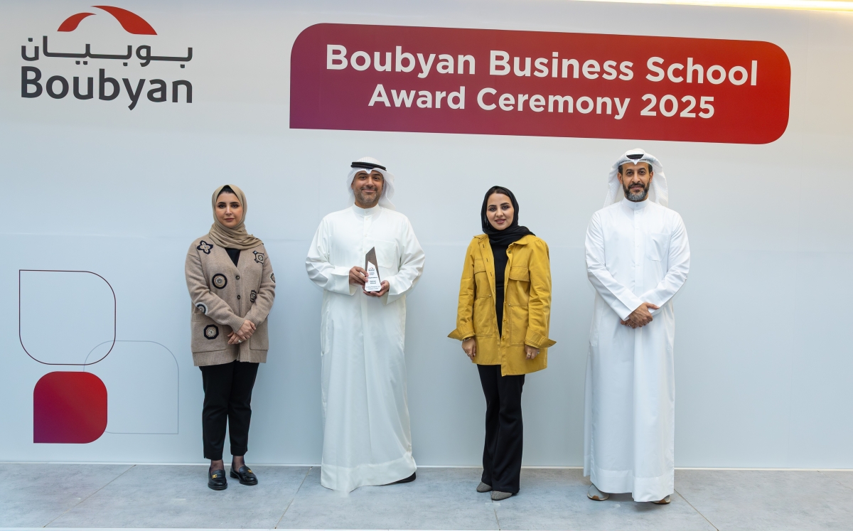 منى الدعيج وعبدالعزيز الرومي خلال تكريم أحد موظفي مجموعة متابعة الالتزام والحوكمة المتميزين
