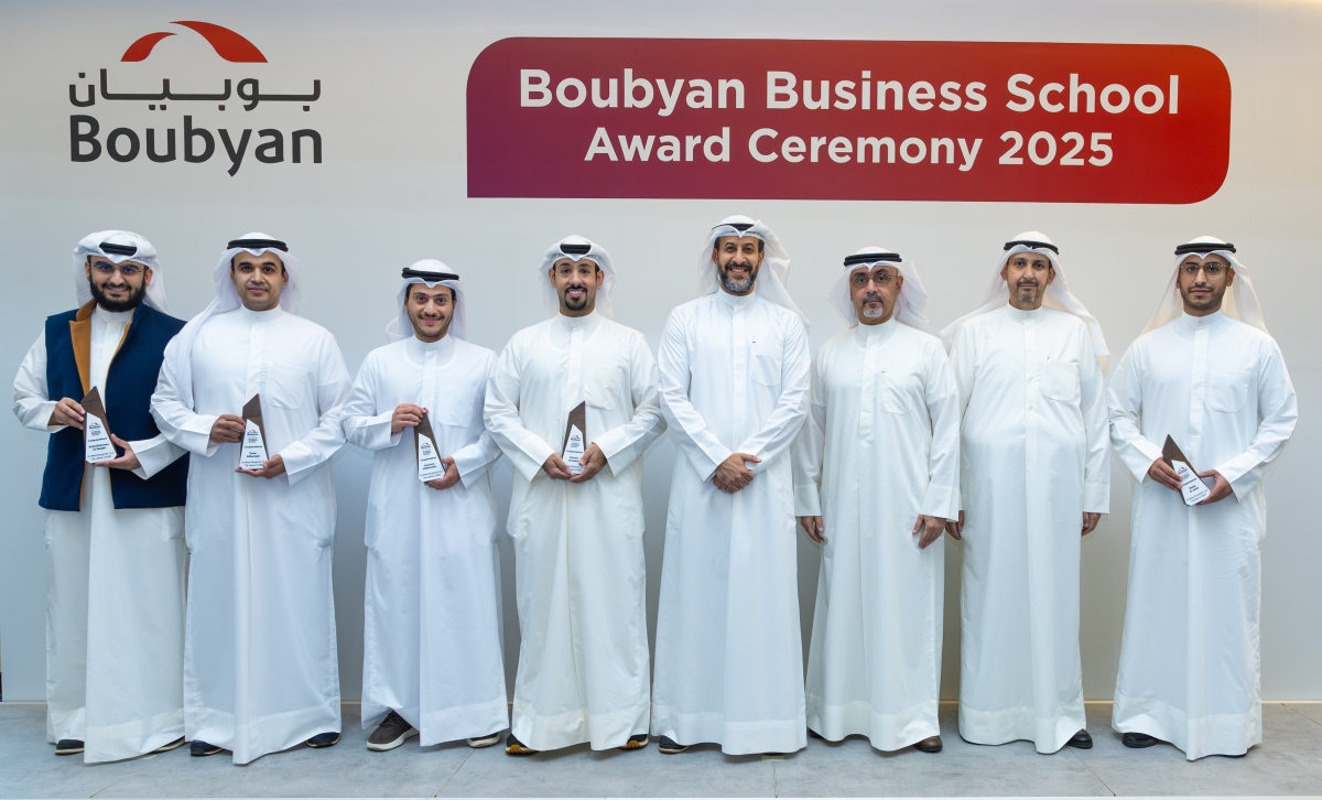  عبدالسلام الصالح وعادل المطيري وعبدالعزيز الرومي خلال تكريم عدد من موظفي مجموعة الخزانة 
