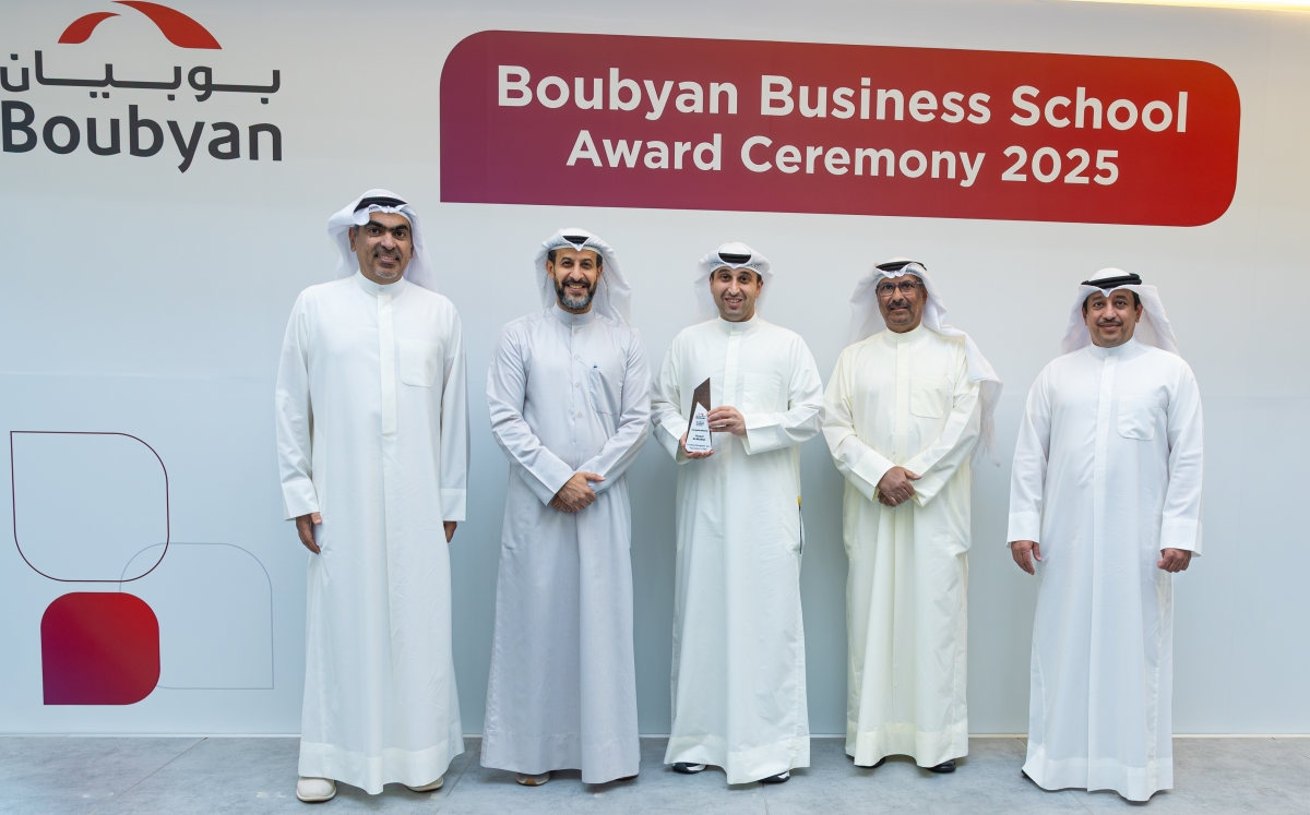 عادل الحماد ومطلق الغملاس وعبدالعزيز الرومي يكرّمون أحد موظفي الخدمات المصرفية الخاصة
