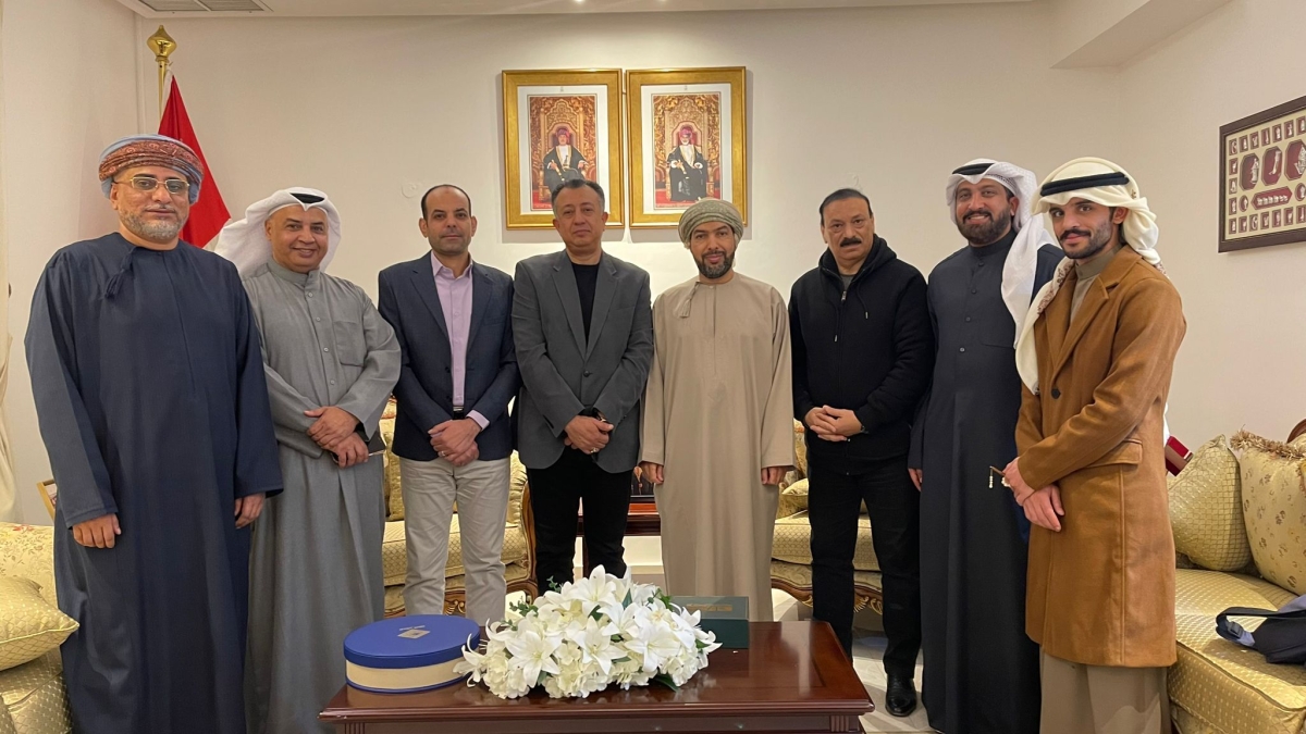 سفير عُمان متوسطاً الوفد الإعلامي