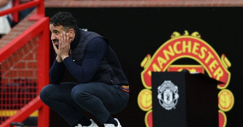 مانشستر يونايتد يقيل مدربه 