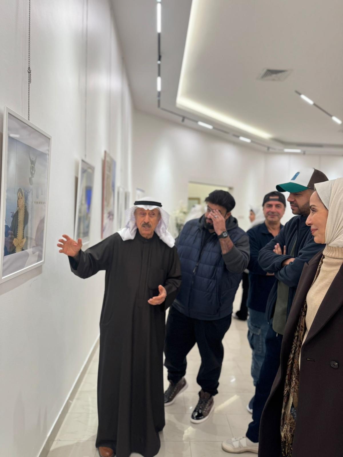 سلمان يشرح صورة لأحد الأبواب التقليدية