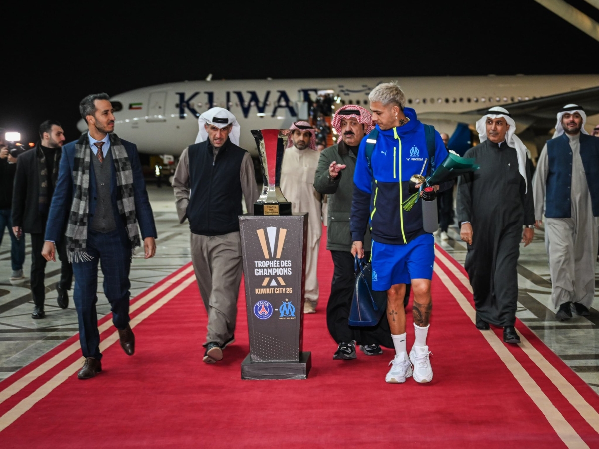 اليوسف والفقعان وعبدالله مع قائد فريق مارسيليا بمطار الكويت