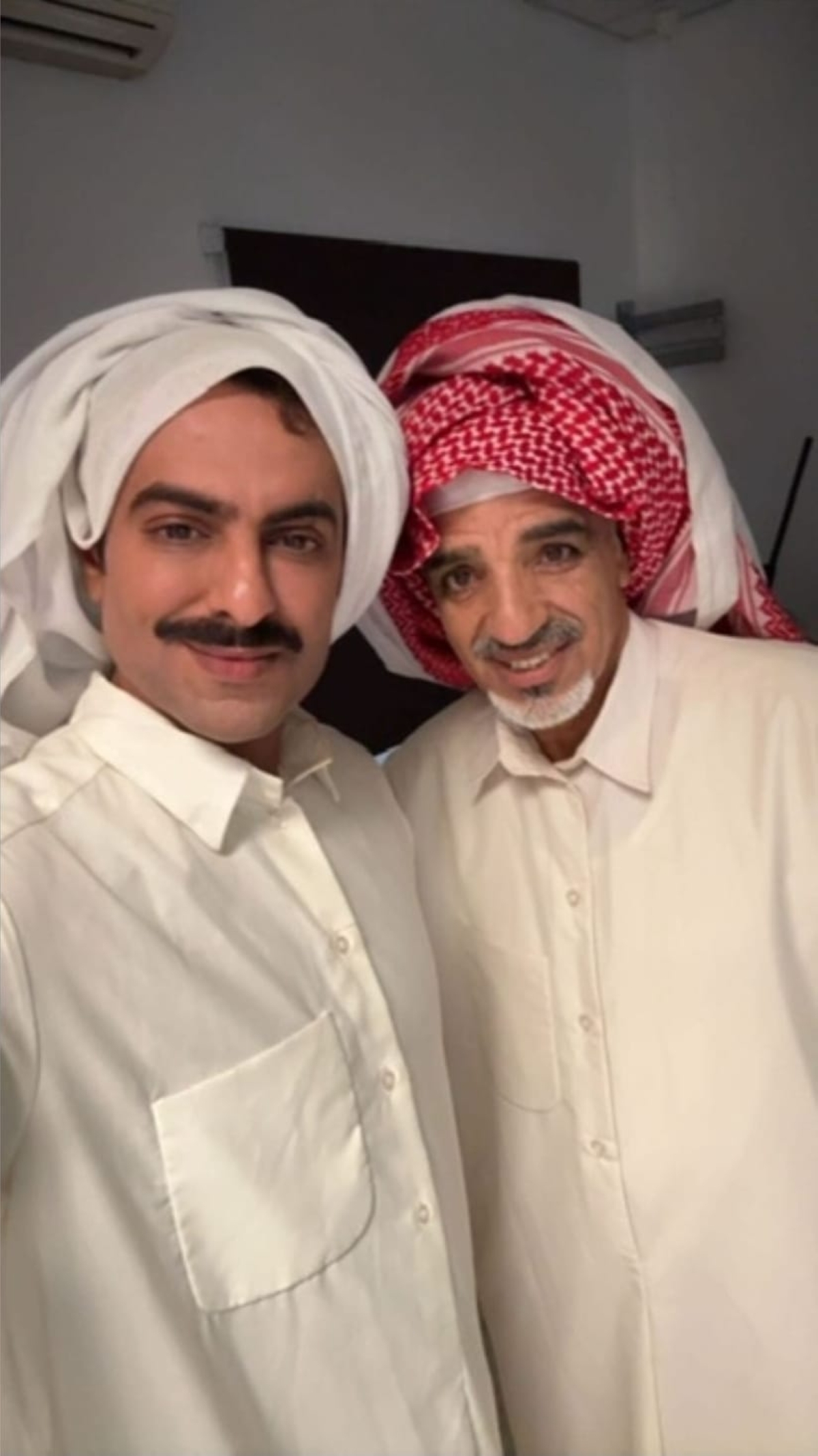 نواف الفجي مع صلاح الملا في كواليس «أم رجا»