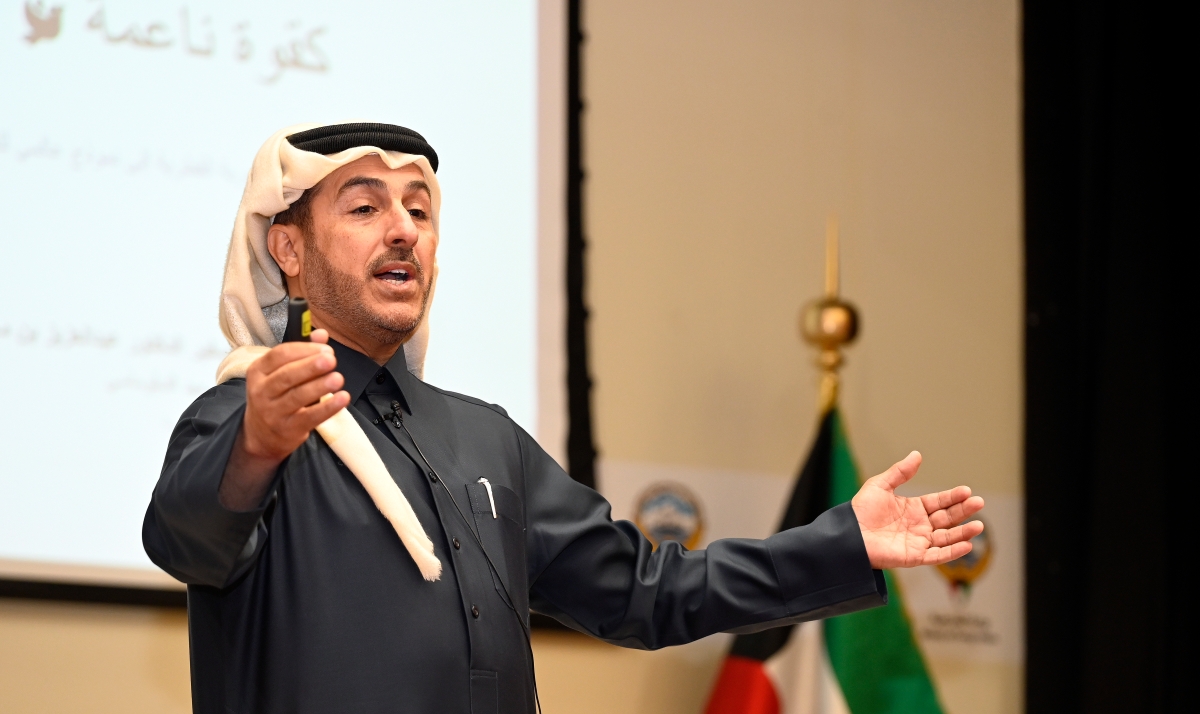 عبدالعزيز الحر متحدثاً في المعهد الدبلوماسي     (تصوير سعود سالم)