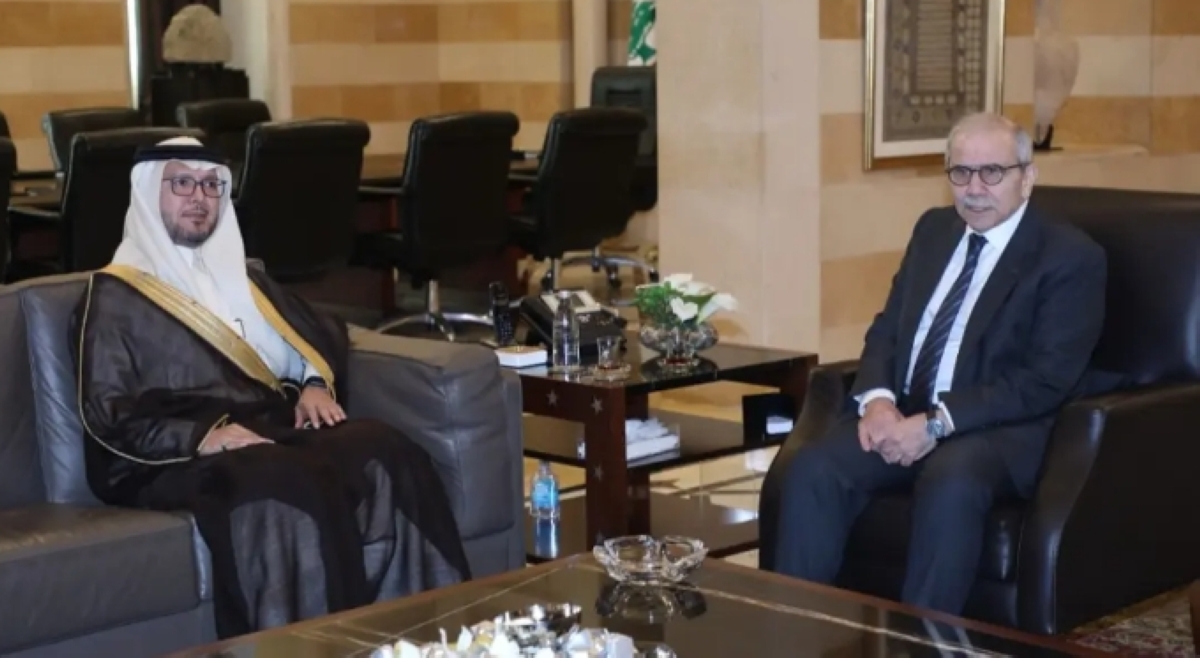 سلام وبخاري خلال لقائهما في بيروت