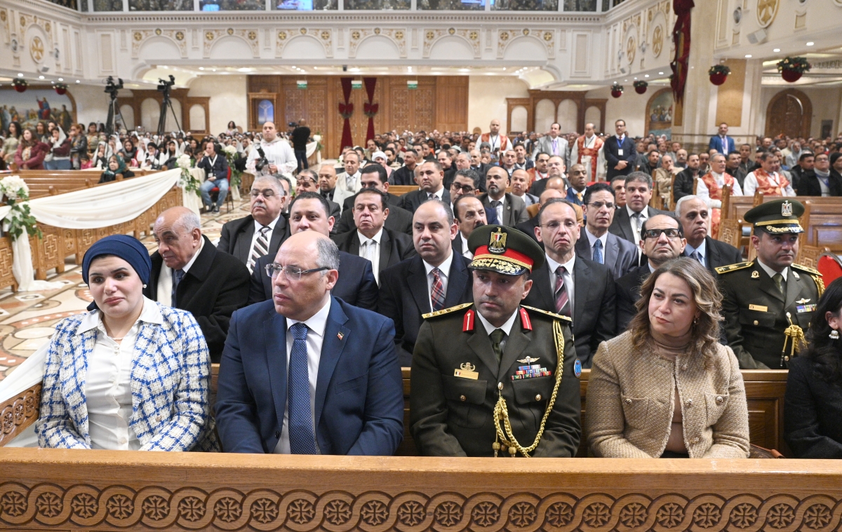أركان السفارة المصرية في مقدمة الحضور في الكنيسة القبطية