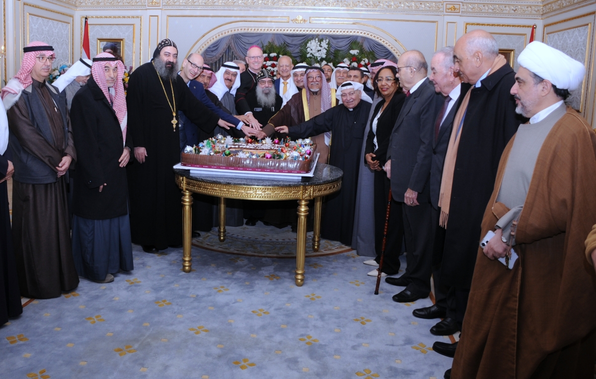 قطع قالب حلوى الاحتفال بحضور الشيخ علي الجراح