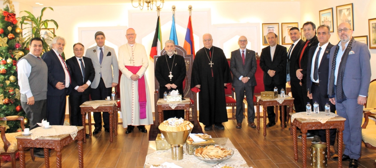 السفير أراكيليان وراعي الكنيسة الأرمينية يتوسطان عدداً من رجال الدين والسفراء على هامش الاحتفال
