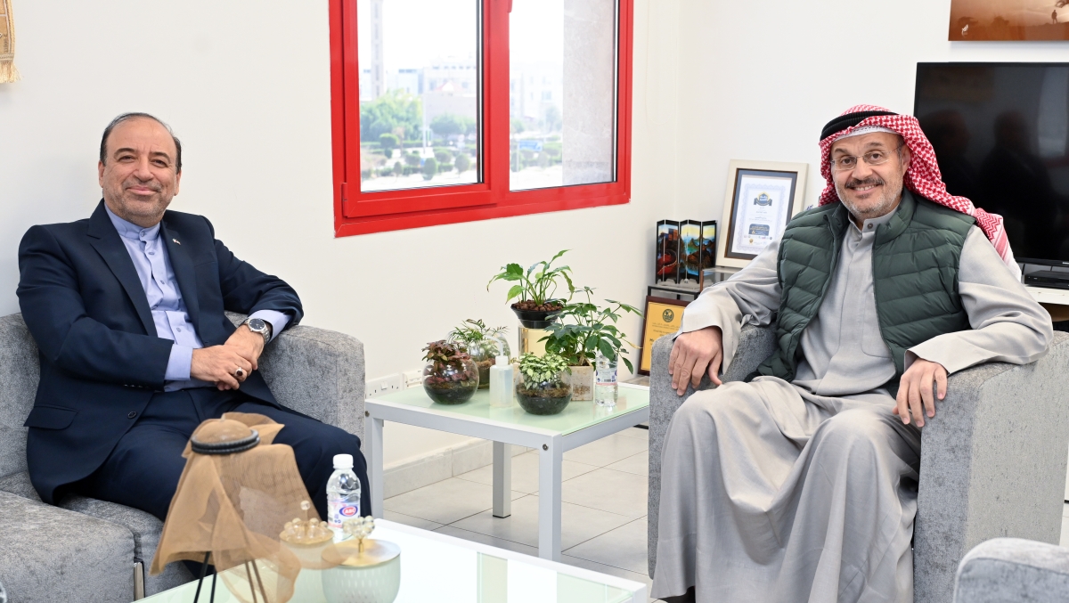 الزميل وليد الجاسم مستقبلاً السفير الإيراني