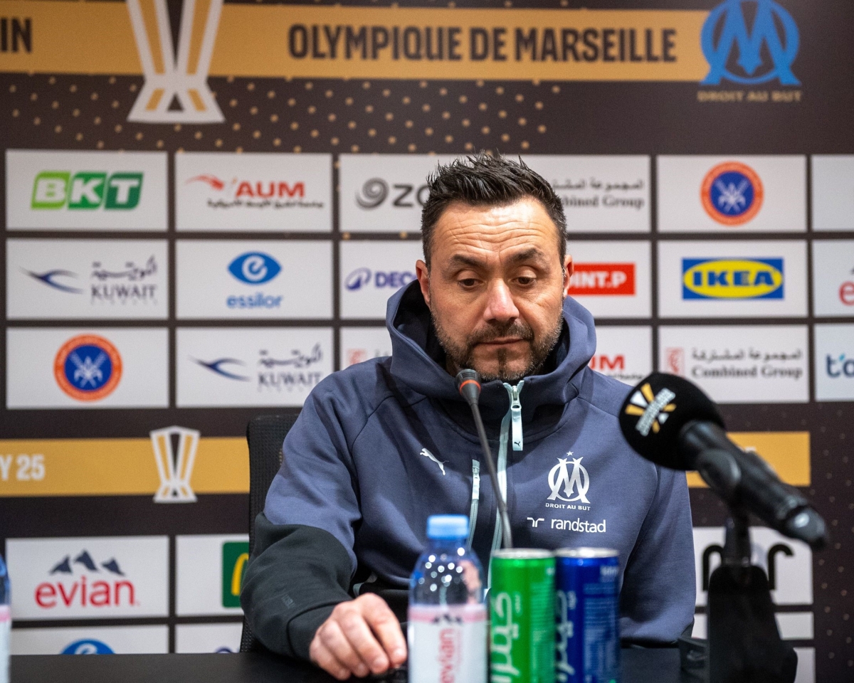 روبرتو دي زيربي متحدثاً في المؤتمر الصحافي