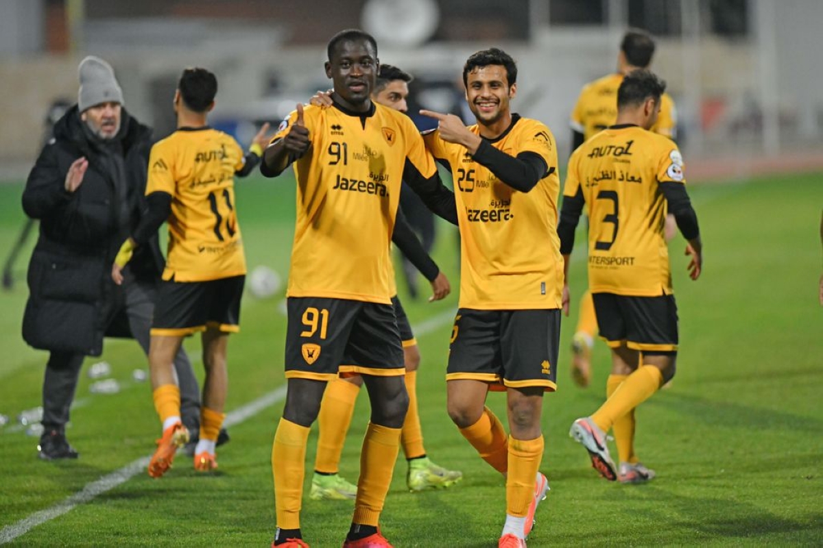 لاعبو القادسية يحتفلون بالفوز على الشباب