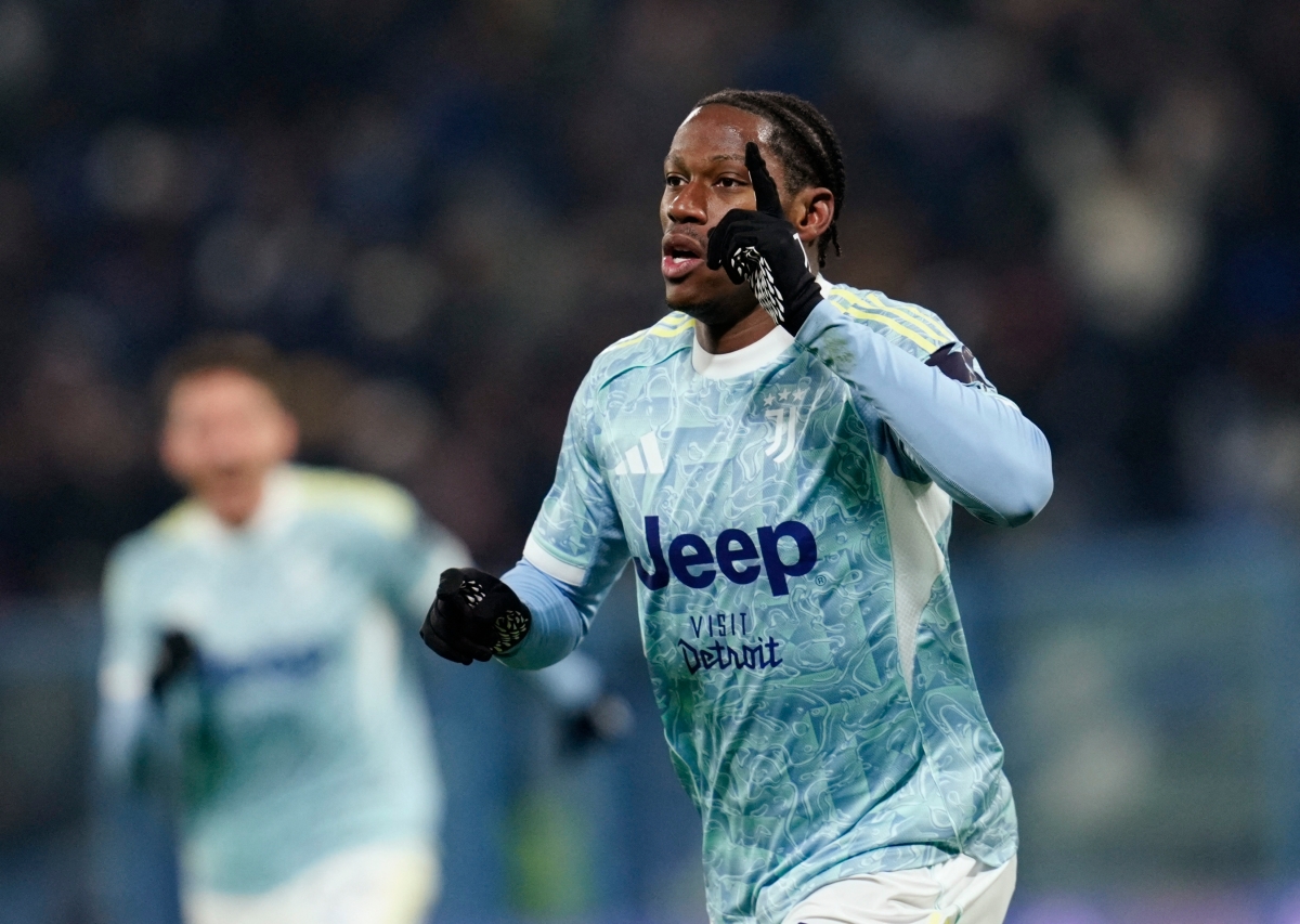 جوناثان ديفيد محتفلاً بهدفه في مرمى ساسوولو (رويترز)