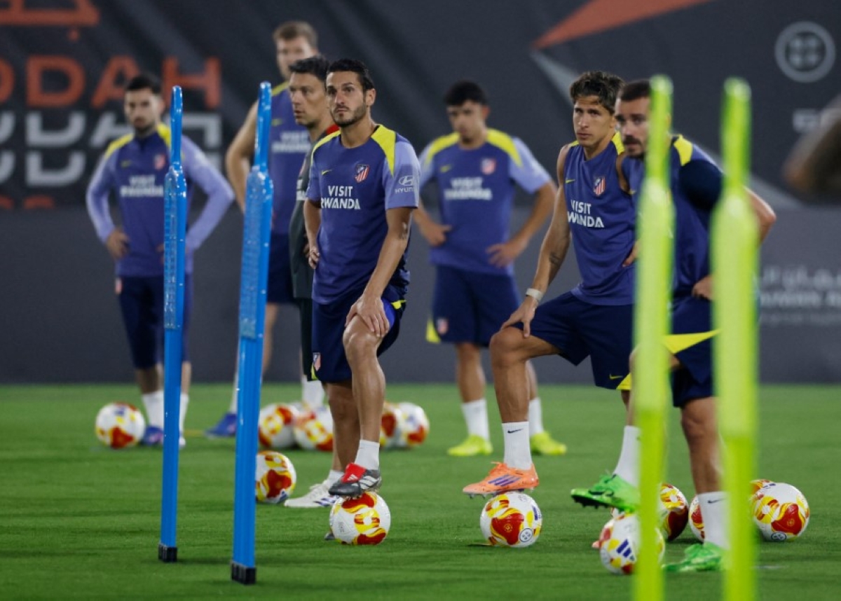 لاعبو أتلتيكو مدريد خلال التدريب (رويترز)