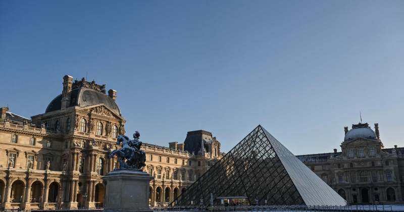 «اللوفر» يفتح أبوابه بالكامل 