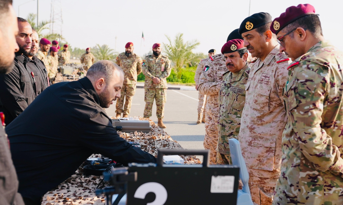 رئيس الأركان يطلع على تجهيزات الحرس الأميري