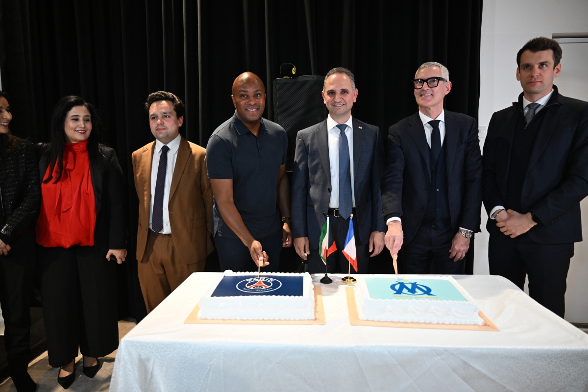 دومي وأنتونيللو والمستشار الثاني بالسفارة ديفيد عبدالقادر يقطعون قالب حلوى الاحتفال