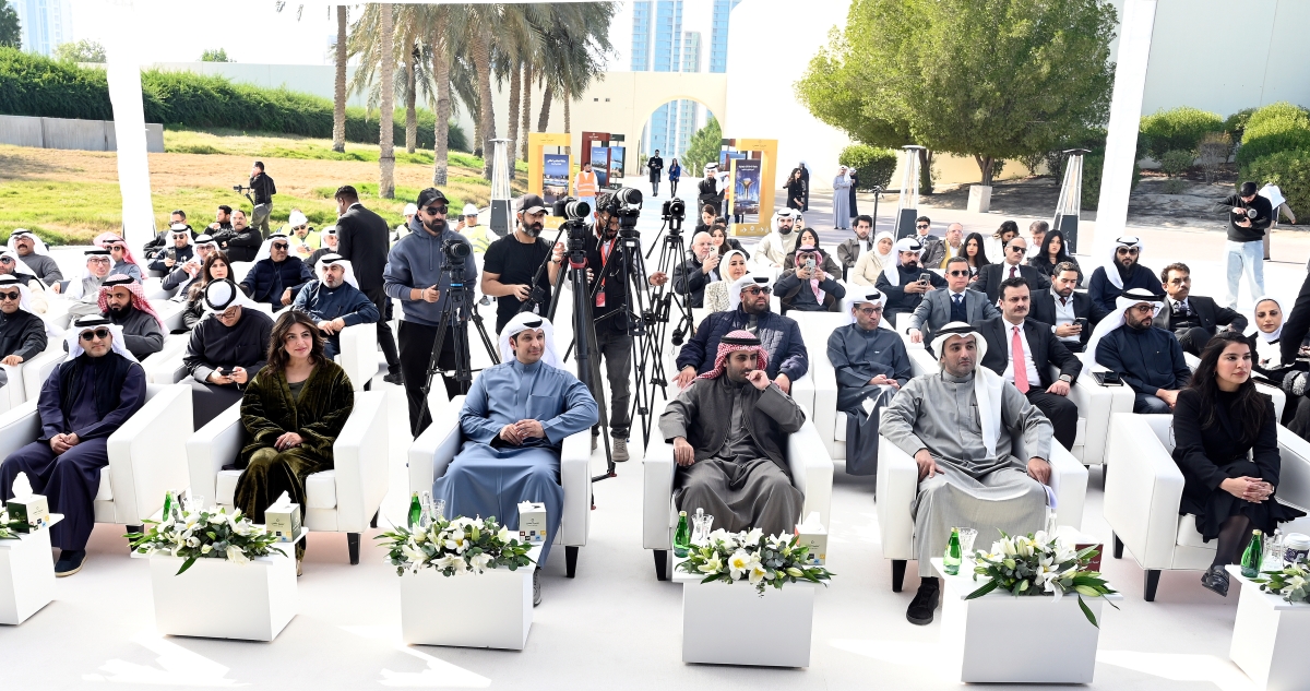 الوزير يتوسط حضور المؤتمر أثناء العرض المرئي