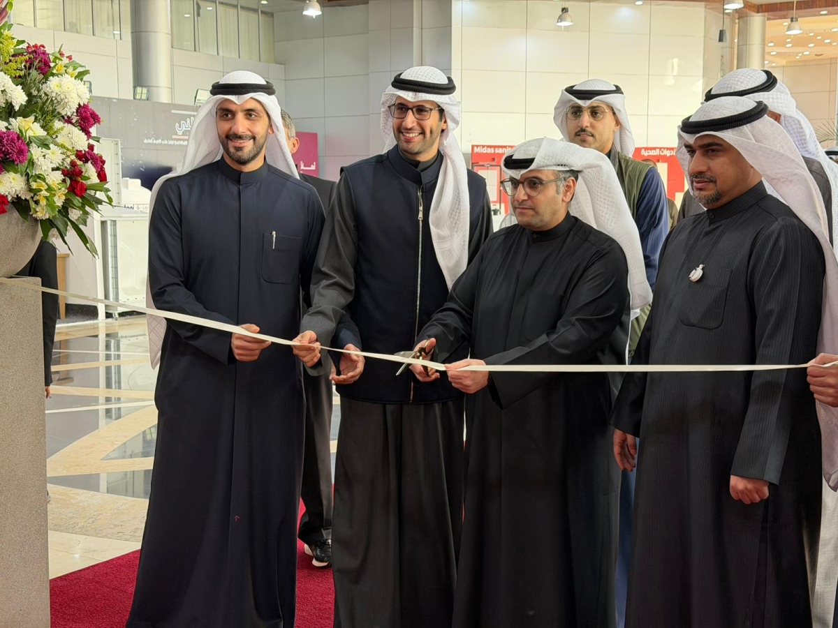 المشاري يقص شريط افتتاح المعرض