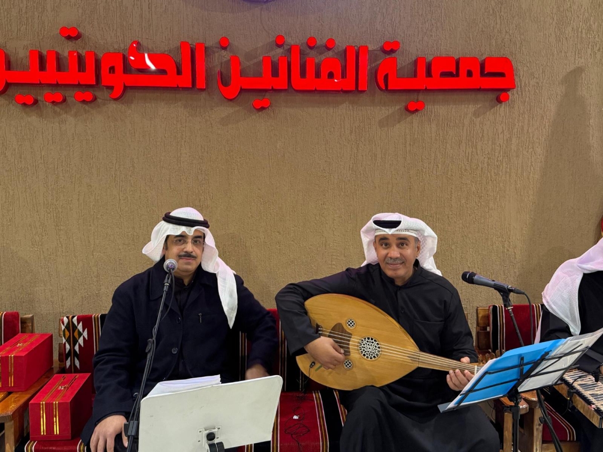 خالد المسعود بجانب عازف العود عبدالله المرشد