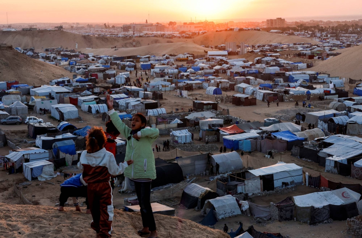 طفلتان نازحتان قرب خيام موقتة في غزة